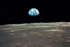 24 Dicembre 1968: Gli astronauti dell’Apollo 8 inviano questa immagine della Terra che sorge dietro l’orizzonte lunare (Earthrise)
