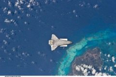 Shuttle vola con la cabina verso la Terra